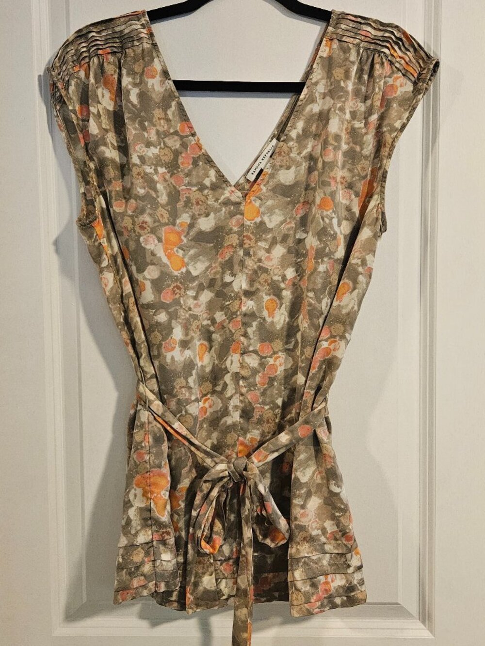 Banana Republic L Sleeveless Tie-Waist Silk Abstract Floral Top